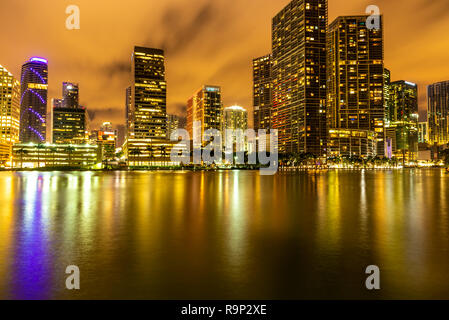 Nachtlicht Blick auf Miami Downtown Gebäude in Florida Stockfoto