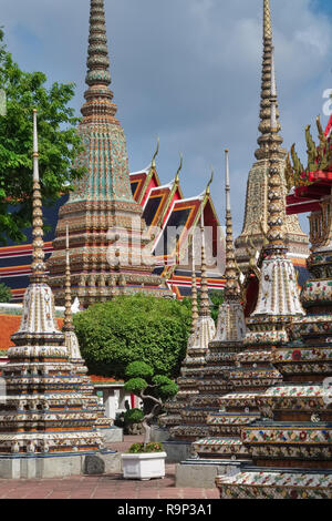 Elegante chedis oder Stupas auf dem Gelände des Wat Po (PHO), Bangkok, Thailand, dem Ort des berühmten Liegenden Buddha Stockfoto