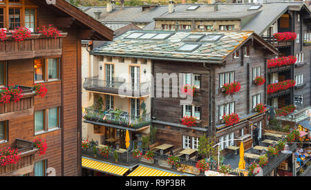 Zermatt, Schweiz - 15. September 2018: die Gebäude entlang der Bahnhofstrasse Street in der Nähe von Zermatt in den Abend. Zermatt ist eine Gemeinde im t Stockfoto
