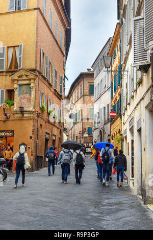 Siena, Italien - Oktober 02, 2018: Mittelalterliche Gasse in der Altstadt Siena Stockfoto