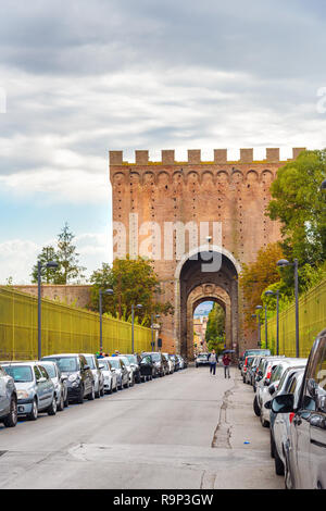 Siena, Italien - Oktober 02, 2018: Blick auf die Porta Romana Tor in Siena. Stockfoto