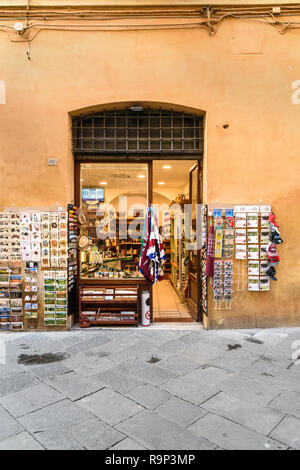 Siena, Italien - Oktober 02, 2018: Souvenir Shop in der Altstadt von Siena Stockfoto
