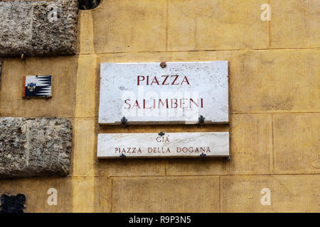 Siena, Italien - Oktober 02, 2018: Street Sign an der Piazza Salimbeni ist quadratisch in der Altstadt Stockfoto