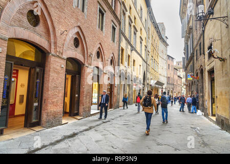 Siena, Italien - Oktober 02, 2018: Mittelalterliche Gasse in der Altstadt Siena Stockfoto