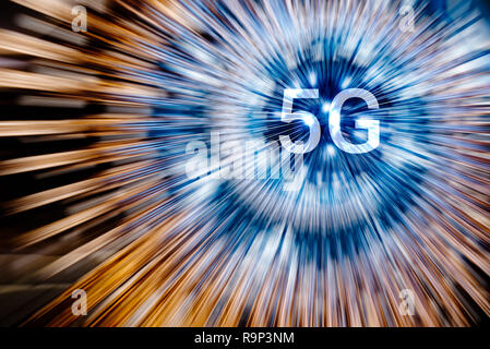 5G auf einer kreisförmigen geometrischen Raum blau und orange Farbe Licht strahlen. Neon radiale Linien Hintergrund Stockfoto