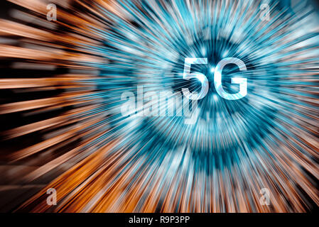 5G auf einer kreisförmigen geometrischen Raum cyan und orange Farbe Licht strahlen. Neon radiale Linien Hintergrund Stockfoto