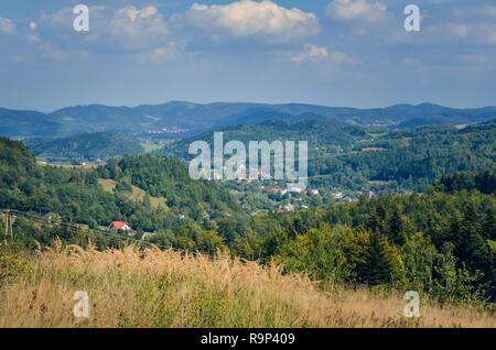 Schönen ländlichen Berglandschaft. Hütten auf den Hügeln im Sommer Landschaft. Stockfoto