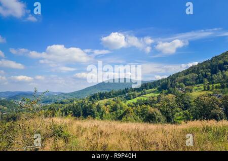 Schönen ländlichen Berglandschaft. Hütten auf den Hügeln im Sommer Landschaft. Stockfoto