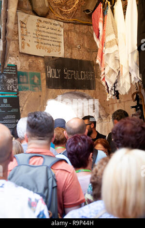 Touristen, die in die Warteschlange durch Bogen in die Grabeskirche in Jerusalem Altstadt, Israel Stockfoto