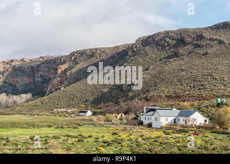 MATJIESRIVIER, SÜDAFRIKA, 27. AUGUST 2018: Blick auf die Büros der Matjiesrivier Naturschutzgebiet in den Cederberg Mountains. Die historische cemeter Stockfoto