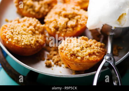 Die gebackene Pfirsiche mit einem würzigen Crumb und Eis. style Vintage. selektive Fokus Stockfoto