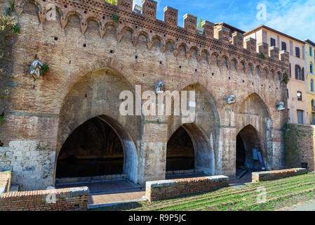 Fontebranda ist ein mittelalterlicher Brunnen von Siena. Toskana, Italien Stockfoto