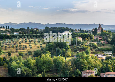 Blick von der Stadtmauer mit schöner Landschaft und Basilica dell'Osservanza in Siena. Italien Stockfoto