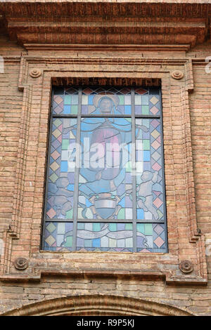 Kirchenfenster von Chiesa di San Cristoforo ist Kirche auf der Piazza Tolomei in Siena. Italien Stockfoto