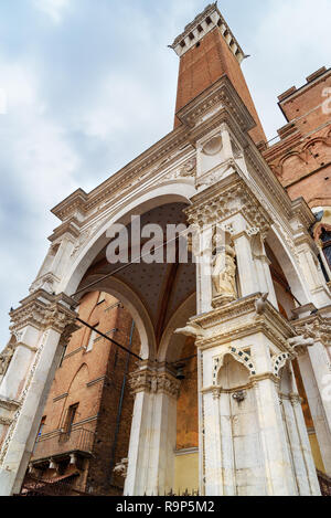 Cappella di Piazza und Torre del Mangia auf der Piazza del Campo, Quadrat und historischen Zentrum von Siena. Toskana, Italien Stockfoto