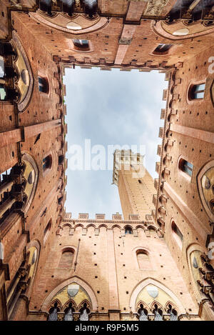 Anzeigen von Cortile del Podesta, Innenhof des Palazzo Pubblico in Siena. Toskana, Italien Stockfoto
