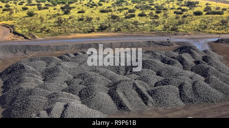 Große Stapel von verarbeiteten Mangan reichen Erzgestein Mangan Bergbau und die Verarbeitung in Südafrika Stockfoto