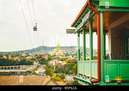 Blick auf Heilige Dreifaltigkeit Kirche Sameba in Tbilisi Altstadt. Berühmten georgischen Balkon Architektur Stockfoto