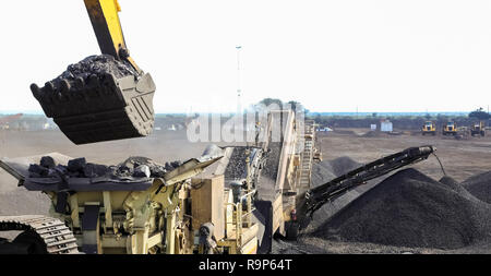 Große Stapel von verarbeiteten Mangan reichen Erzgestein Mangan Bergbau und die Verarbeitung in Südafrika Stockfoto