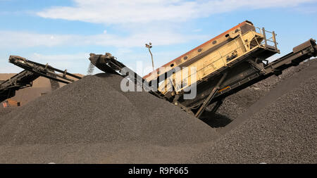 Große Stapel von verarbeiteten Mangan reichen Erzgestein Mangan Bergbau und die Verarbeitung in Südafrika Stockfoto