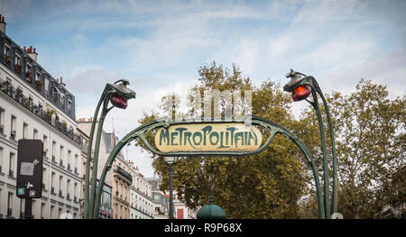 Paris, Frankreich, 6. Oktober 2018: Panel des Künstlers Hector Guimard, der Eingang zum Anvers Metrostation der Linie 2 in der Nähe der Montmartre Stockfoto