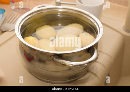 Pfanne mit Wasser, in dem gekochte Kartoffeln gekocht werden Stockfoto