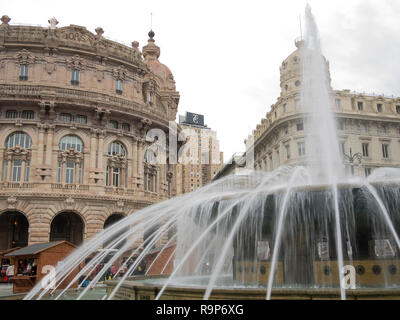 Genua Italien Dezember 23, 2017: Piazza De Ferrari (Hauptplatz) Detail der berühmten Brunnen, "borsa" Gebäude im Hintergrund Stockfoto