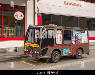 Zermatt, Schweiz - 16. September 2018: Eine elektrische Taxi auf einer Straße in der Gemeinde Zermatt geparkt. Zermatt ist ein berühmter Ferienort in den Schweizer Alpen ein Stockfoto