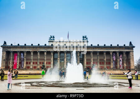 BERLIN, DEUTSCHLAND - MÄRZ 2018: Altes Museum am Lustgarten in einem kalten Winter Tag entfernt Stockfoto