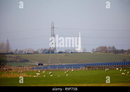 Solarpark in der Nähe von Blackpool in der Nähe von Little Plumpton, Lancashire, Fylde, Blackpool Tower am Horizont Stockfoto