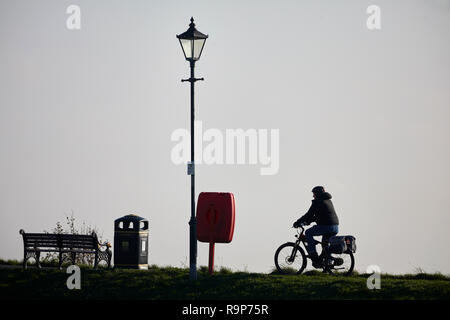 Lytham St. Annes Lancashire, direkt am Meer, Promenade Badeort an der irischen Küste von England, silhouette Radfahren Radfahrer Stockfoto