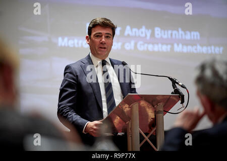 Ex MP politischer Mensch Andy Burnham gewählte Bürgermeister von Greater Manchester Sprechen vor Publikum Stockfoto