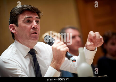 Ex MP politischer Mensch Andy Burnham gewählte Bürgermeister von Greater Manchester Sprechen vor Publikum Stockfoto