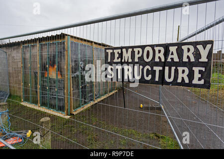 Im Bild: Eine 'Temporäre Struktur' Zeichen auf dem Zaun zum Schutz der Banksy graffiti auf einer Garage in Port Talbot, Wales, UK. Dienstag, 25 Dezember 2018 Re: Stockfoto