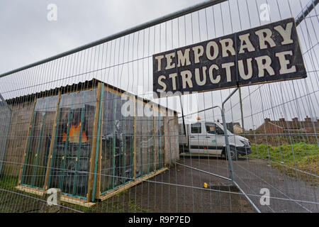 Im Bild: Eine 'Temporäre Struktur' Zeichen auf dem Zaun zum Schutz der Banksy graffiti auf einer Garage in Port Talbot, Wales, UK. Dienstag, 25 Dezember 2018 Re: Stockfoto