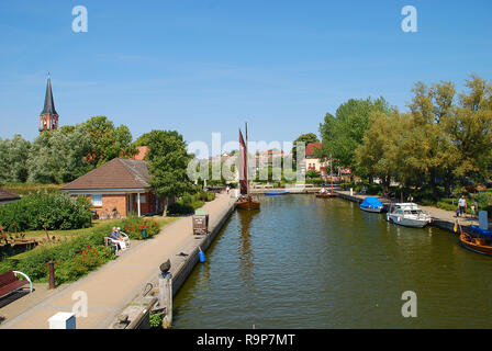 Hafen und Kirche in Wustrow. Wustrow ist eine Gemeinde an der Ostseeküste in Mecklenburg-Vorpommern, Fischland, Deutschland Stockfoto