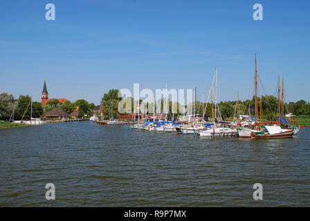 Hafen und Kirche in Wustrow. Wustrow ist eine Gemeinde an der Ostseeküste in Mecklenburg-Vorpommern, Fischland, Deutschland Stockfoto