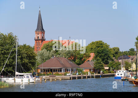 Hafen und Kirche in Wustrow. Wustrow ist eine Gemeinde an der Ostseeküste in Mecklenburg-Vorpommern, Fischland, Deutschland Stockfoto