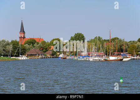 Hafen und Kirche in Wustrow. Wustrow ist eine Gemeinde an der Ostseeküste in Mecklenburg-Vorpommern, Fischland, Deutschland Stockfoto