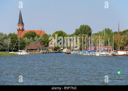 Hafen und Kirche in Wustrow. Wustrow ist eine Gemeinde an der Ostseeküste in Mecklenburg-Vorpommern, Fischland, Deutschland Stockfoto