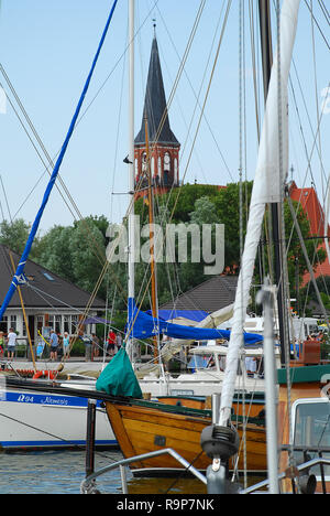 Hafen und Kirche in Wustrow. Wustrow ist eine Gemeinde an der Ostseeküste in Mecklenburg-Vorpommern, Fischland, Deutschland Stockfoto