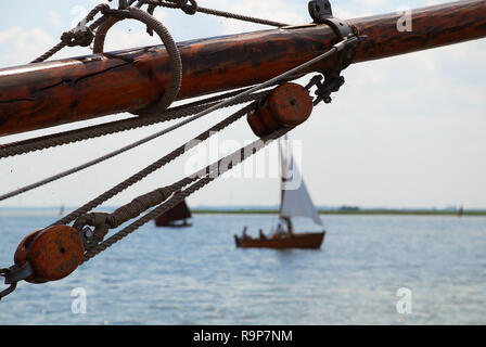 Detail einer Jibboom eines Bootes am Bodden, Darss, Deutschland. Eine jibboom (auch Jib Dinkel-Boom) ist ein Spar verwendet die Länge eines Bugspriet auf Segel zu verlängern. Stockfoto