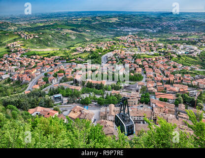 Ortschaft Borgo Maggiore, Rimini und Adria Küste in der Ferne, Ansicht von Aerial Tramway Station am Monte Titano, in Citta di San Marino Stockfoto