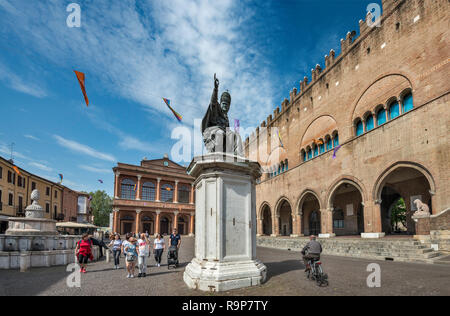 Papst Paul V. Statue, 1614, Teatro Amintore Galli, Palazzo dell'Arengo, 13. Jahrhundert, an der Piazza Cavour in Rimini, Emilia-Romagna, Italien Stockfoto