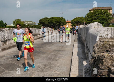 Läufer an zehn Meilen Kreuzung Ponte di Tiberio (Tiberius-brücke), AD21, Römische Brücke in Rimini, Emilia-Romagna, Italien Stockfoto