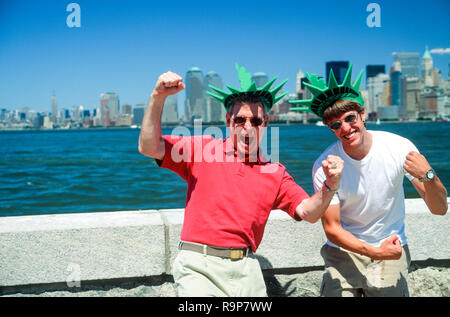 Vater und Sohn Touristische genießen Ellis Island in den Schaum Freiheitsstatue Kronen, New York City, USA Stockfoto