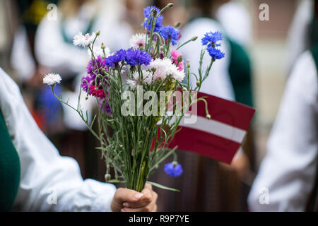 Elemente der Ornamente und Blumen. Lied und Tanz Festival in Lettland. Prozession in Riga. Lettland 100 Jahre. Stockfoto