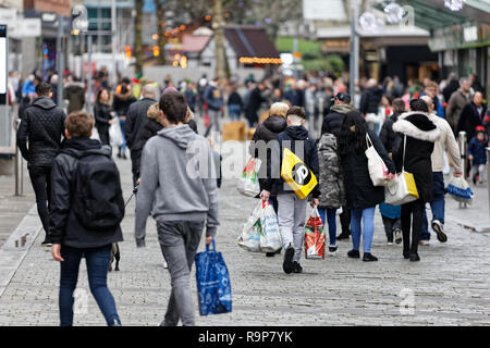 Letzte Weihnachtskäufer in der Oxford Street, Swansea, Wales, UK. Montag, 24 Dezember 2018 Stockfoto