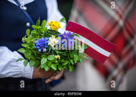 Elemente der Ornamente und Blumen. Lied und Tanz Festival in Lettland. Prozession in Riga. Lettland 100 Jahre. Stockfoto