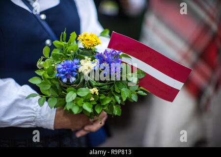 Elemente der Ornamente und Blumen. Lied und Tanz Festival in Lettland. Prozession in Riga. Lettland 100 Jahre. Stockfoto